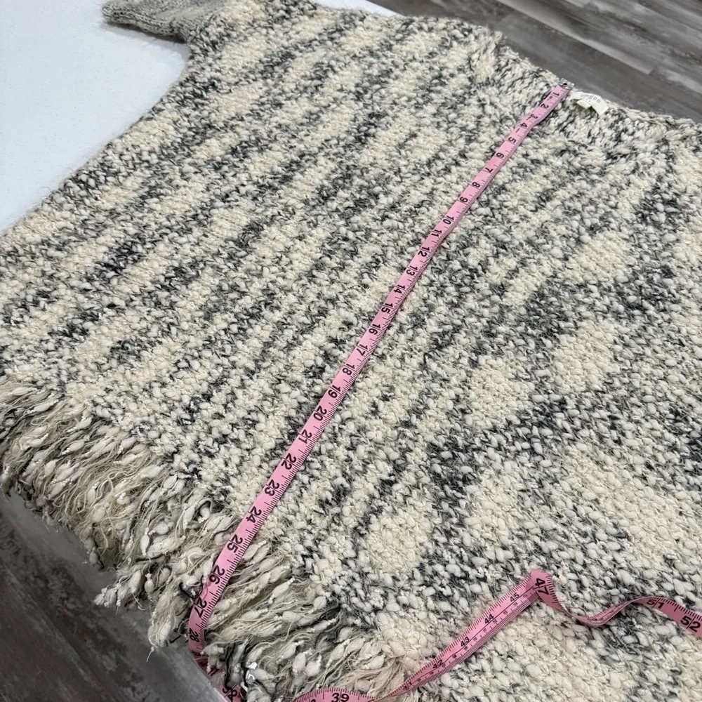 Umgee Chunky Knit Sweater Frayed Hem Oversized White/Gray Poncho Women’s Sz M/L